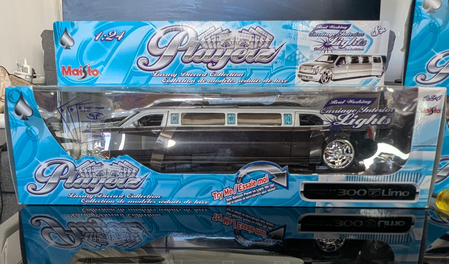 1/24 Playerz Chrysler 300 Limo Black Maisto -Diecast Model Car