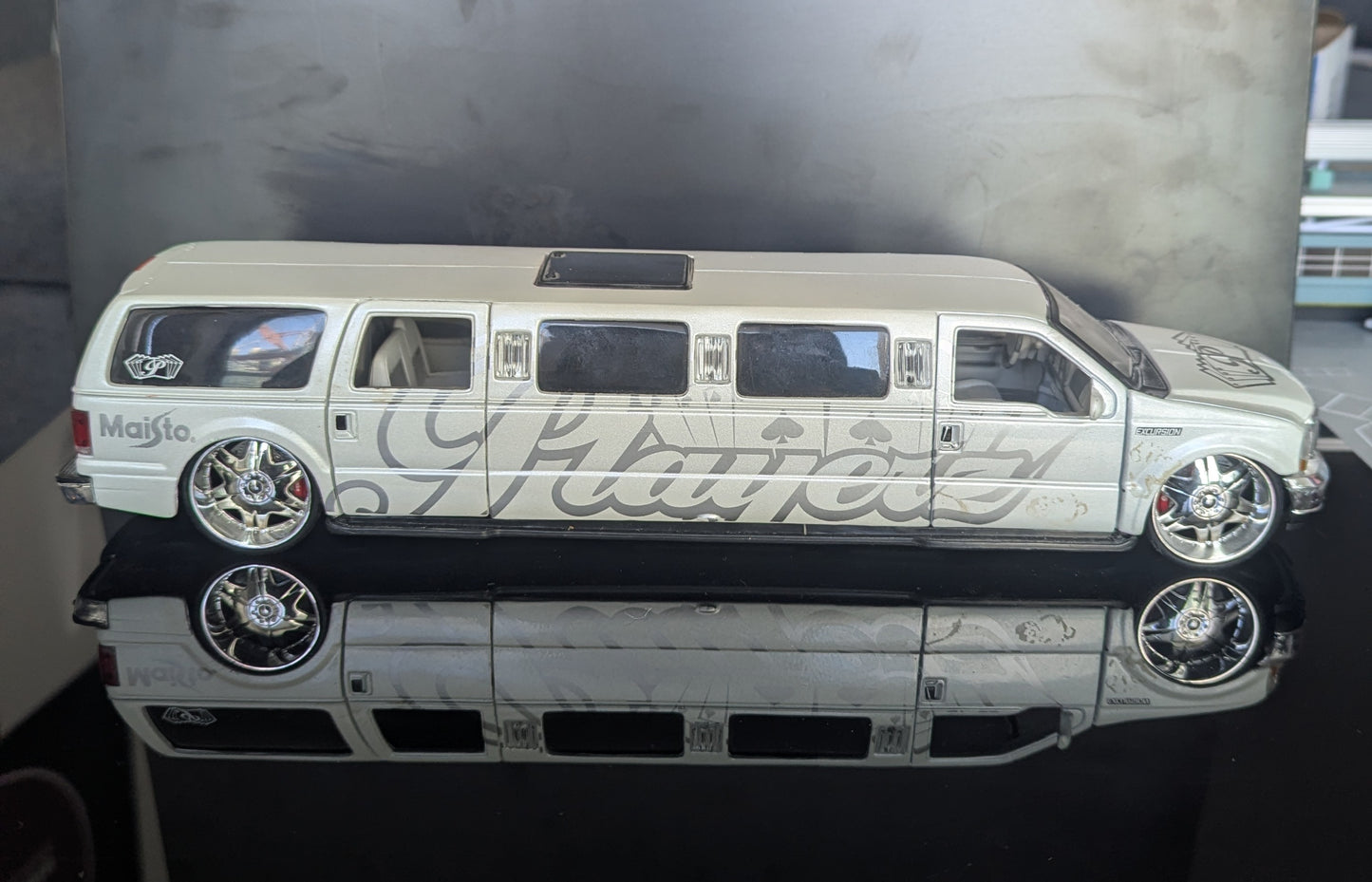 1/24 Ford Excursion Limo White Maisto No Box*