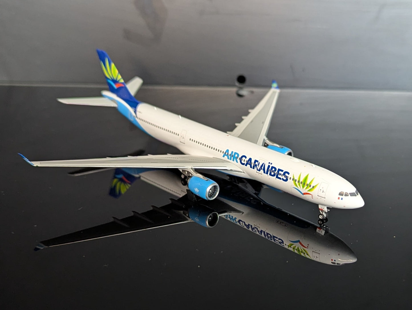 1:400 Air Caraibes A330-300 Phoenix Models