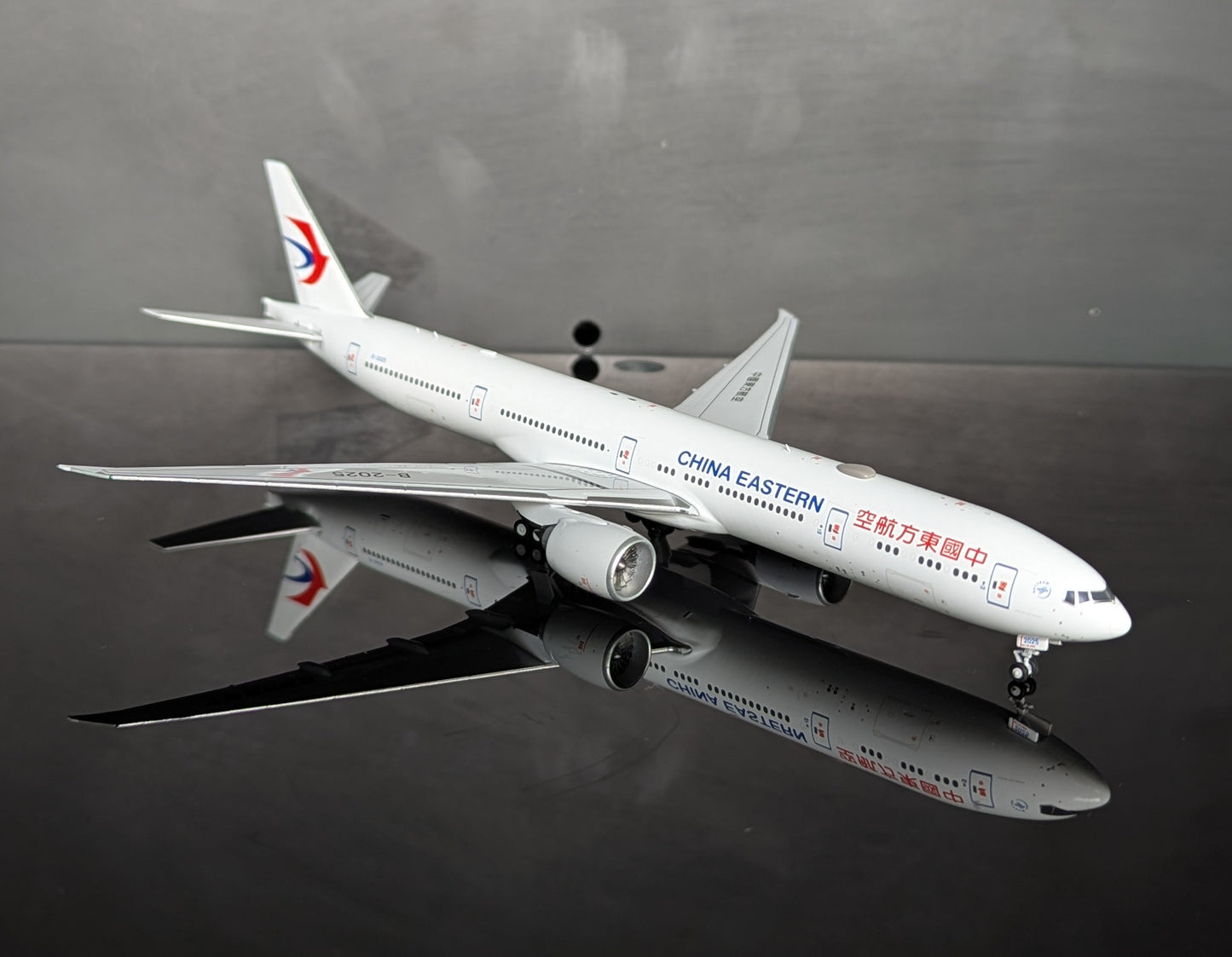 1:400 China Eastern Airlines B777-300ER B-2025 NG Models