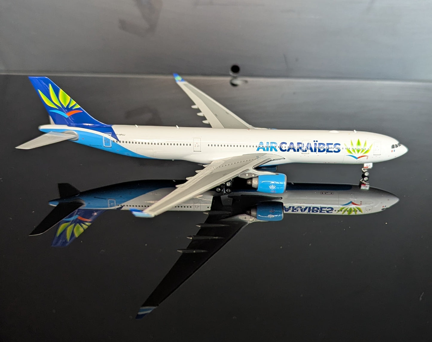 1:400 Air Caraibes A330-300 Phoenix Models