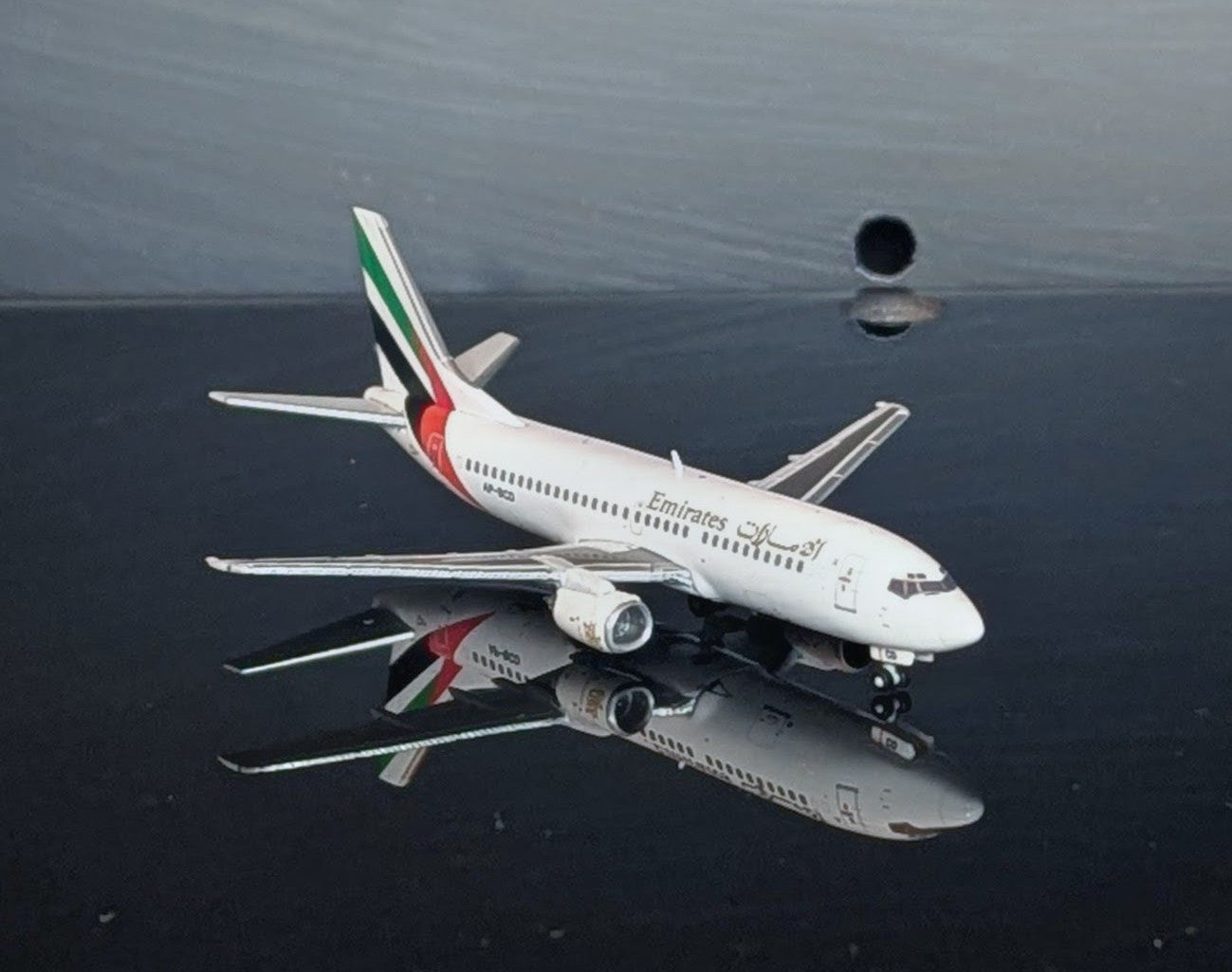 1:400 Emirates B737-300 Gemini Jets