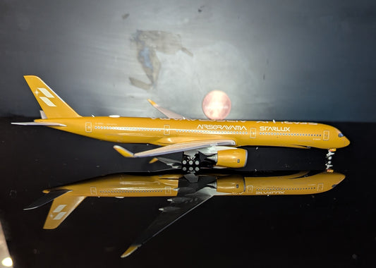 1:400 Starlux A350-1000 “AIRSORAYAMA Gold” Phoenix Models
