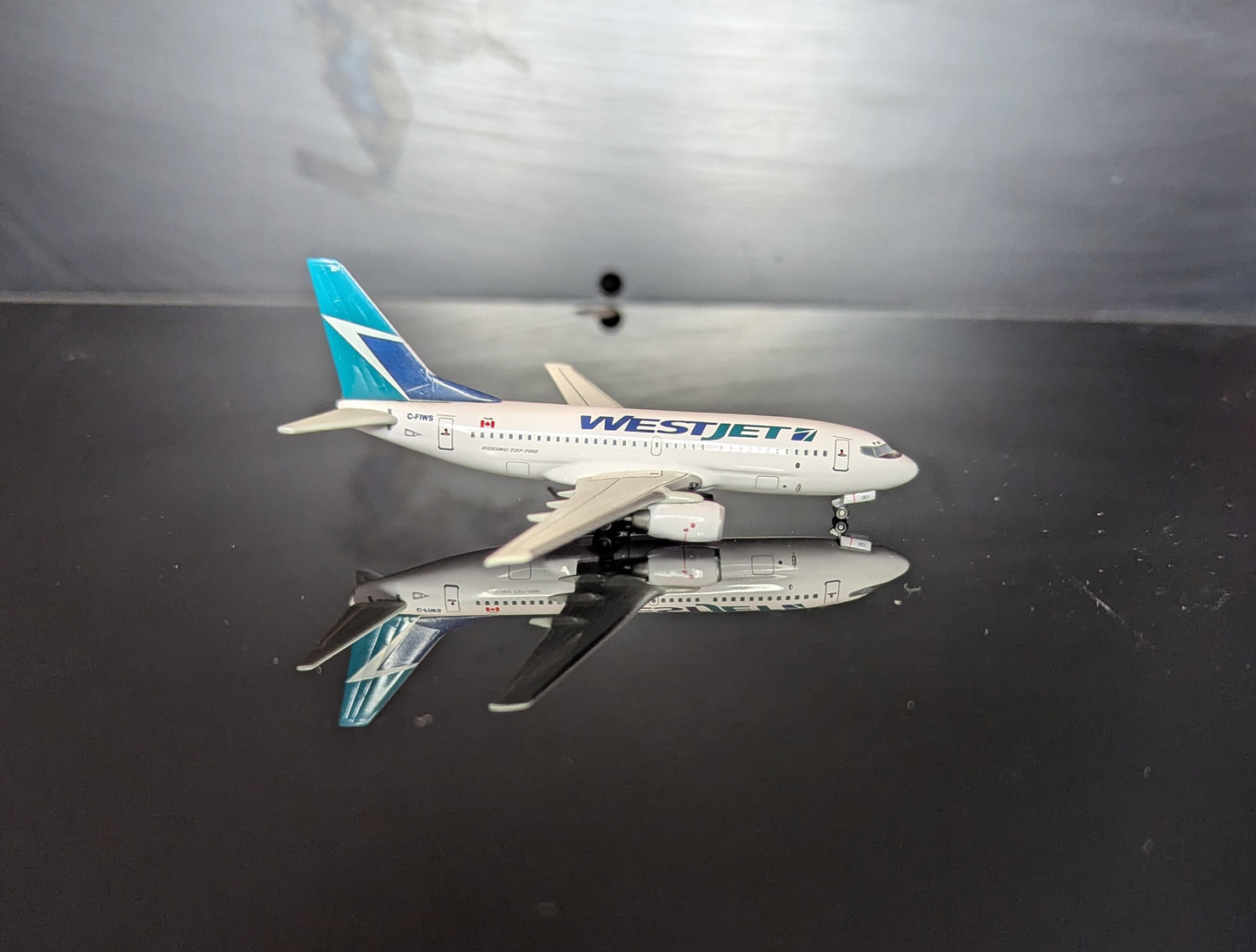 1:400 WestJest B737-700 C-FIWS Dragon Wings