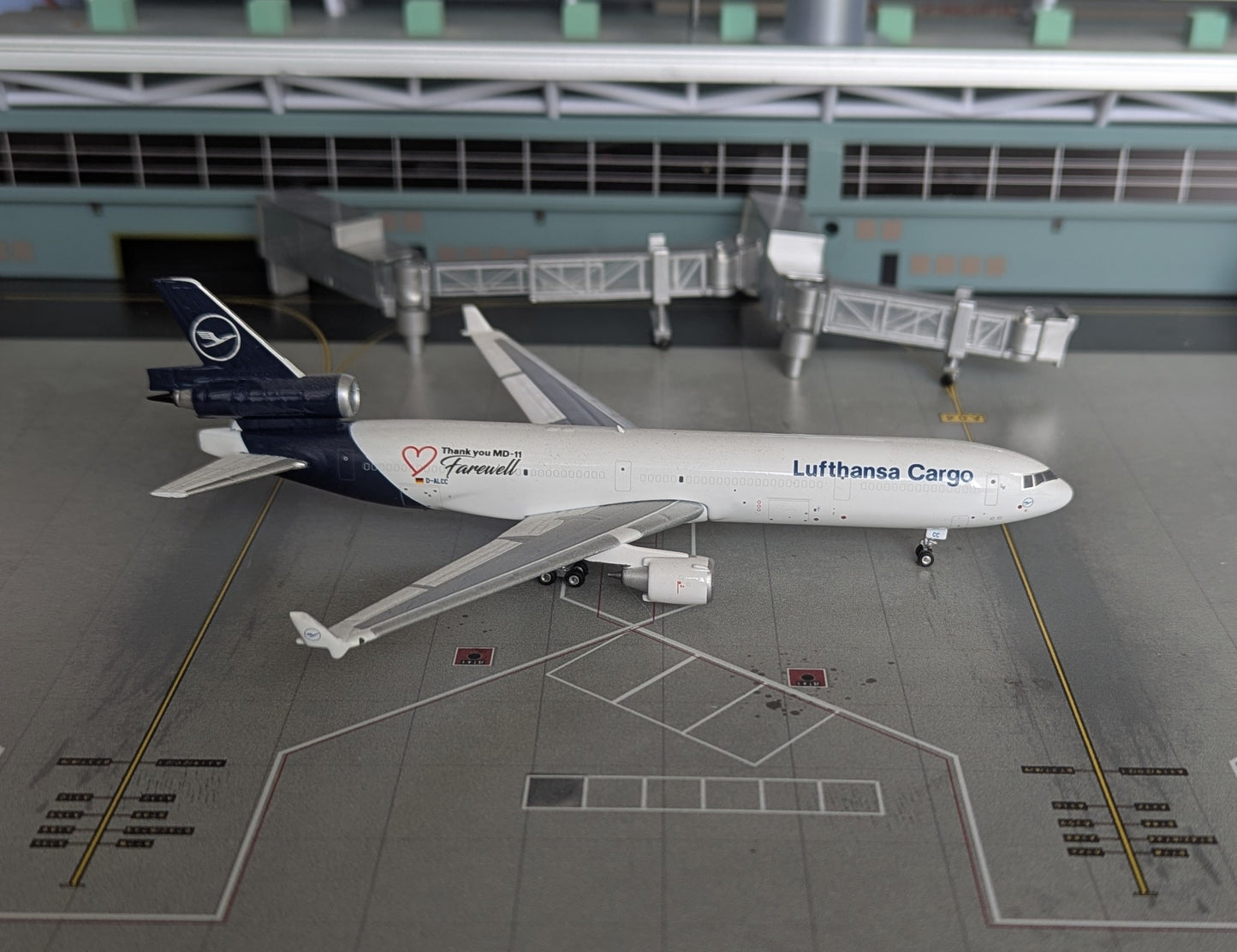 1:400 Lufthansa Cargo MD-11 "Farewell MD-11" Phoenix Models